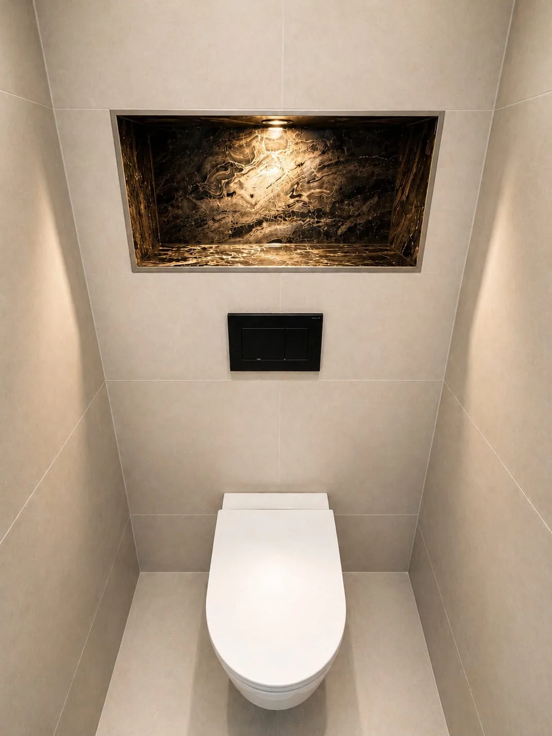 Strak toilet met hangtoilet, zwart bedieningspaneel en verlichte nis met natuursteen