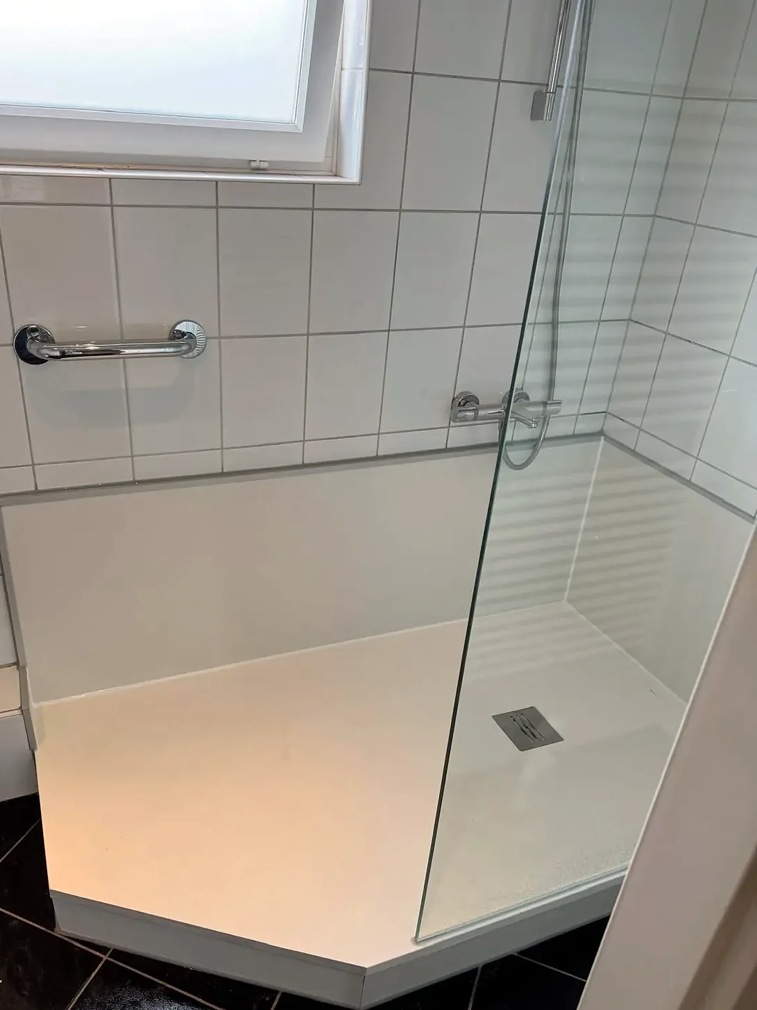 Na: douchebak op maat in de vorm van het oude hoekbad, met glazen wand en wandbeugel