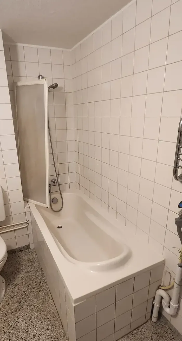 Voor: badkamer met ligbad en witte tegels