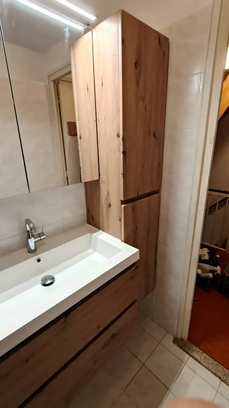 Wastafelmeubel in eikenlook met hoge kast en spiegelkast met verlichting