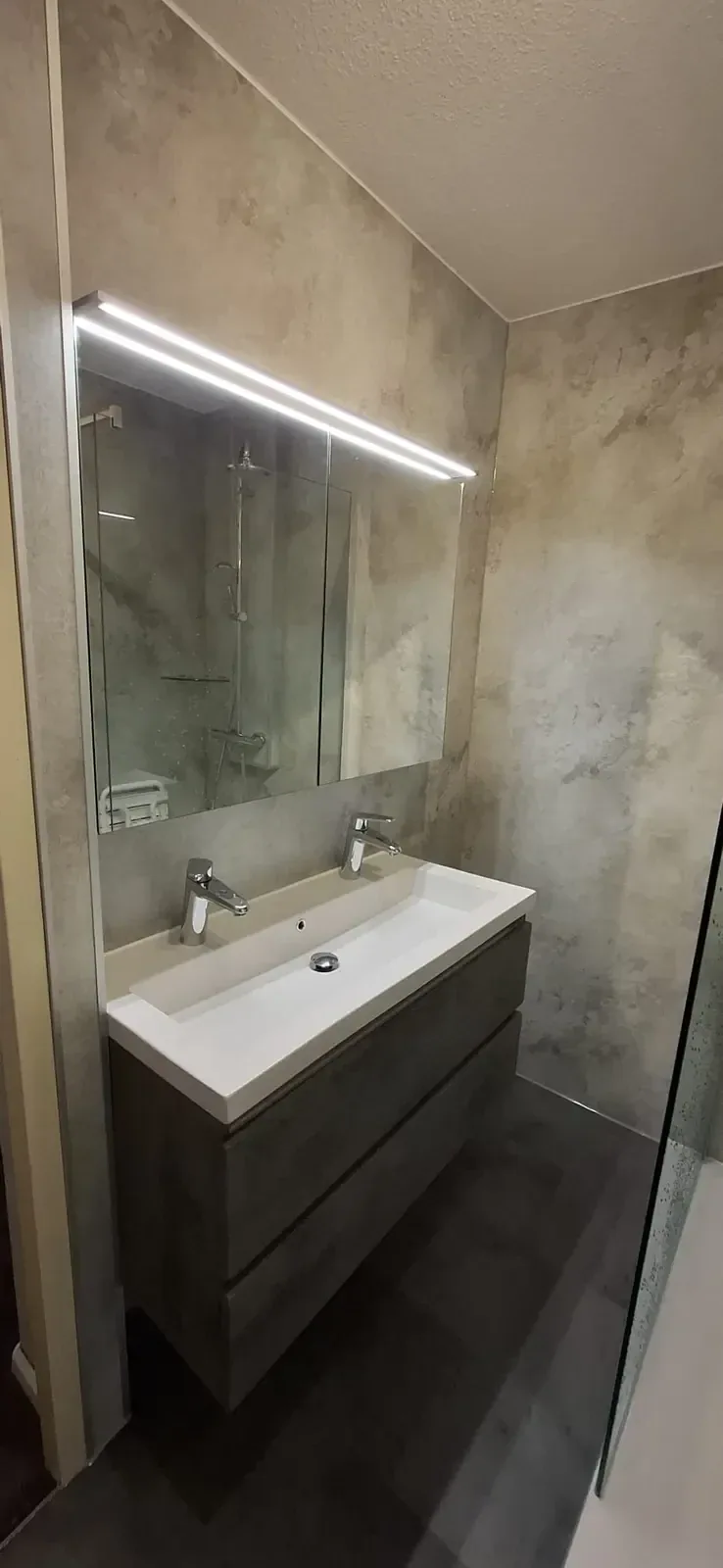 Wastafelmeubel met dubbele kraan, LED-spiegelkast en beige marmerlook wandpanelen